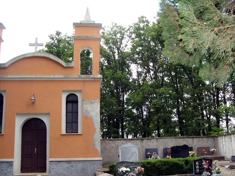 Grom oštetio kapelicu na groblju u Nedešćini (R. SELAN)