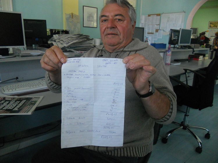 Josip Prnjak drži "račun" za popravak traktor  (S. ZRINIĆ TERLEVIĆ)