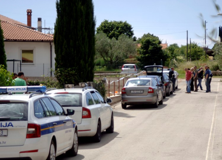 Policija i odvjetništvo su danas provodili istragu o događaju u kući policajca Željka Tota (M. SARDELIN)