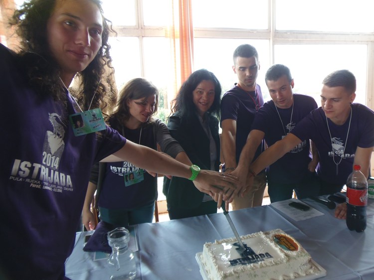 Pročelnica Patricija Smoljan sa studentima je razrezala tortu za 20. rođendan Istrijade (V. H.)