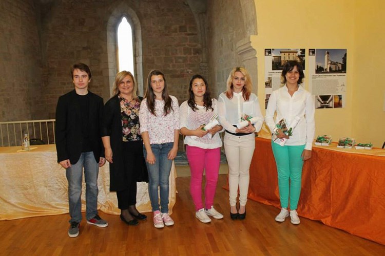 Nagrađeni i pohvaljeni učenici s ravnateljicom Irides Zović (foto: Gradska knjižnica Poreč)