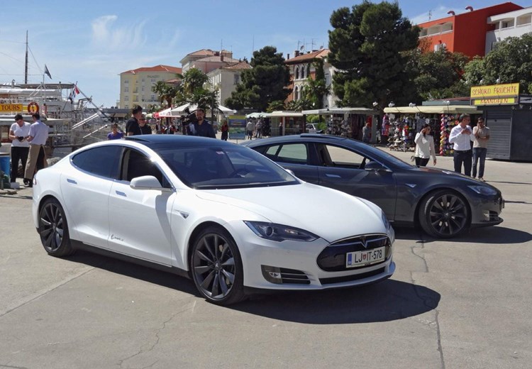 Vozila na struju Tesla 3 od sutra na porečkim ulicama (Foto Grad Poreč)
