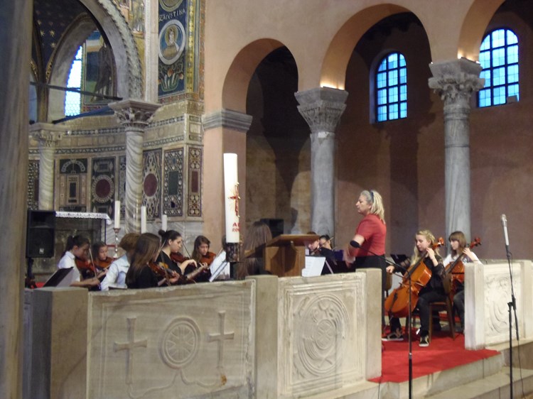 Gudački orkestar pod vodstvom Sanje Pančevski (V. HABEREITER)