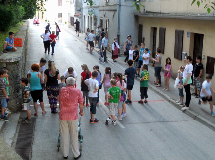 Na za promet zatvorenom prilazu Kaštelu demonstrirale su se stare dječje igre 