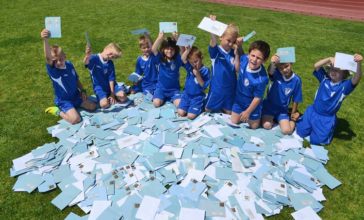 Polaznici Škole nogometa usrećili su neke od čitatelja Glasa Istre (M. ANGELINI)