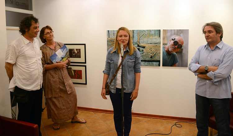 Organizatorima izložbe i pulskoj publici zahvalila se Rencova kći