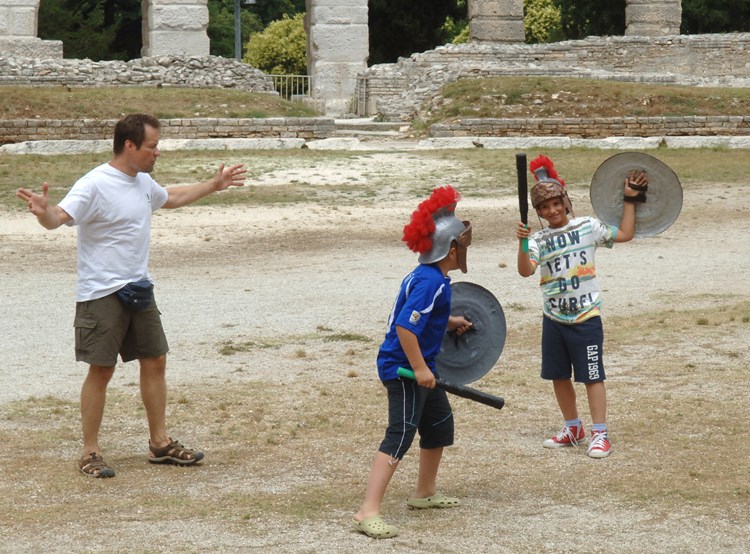 Djeci su najzanimljiviji bili kostimi i gladijatorska oprema (D. MEMEDOVIĆ)