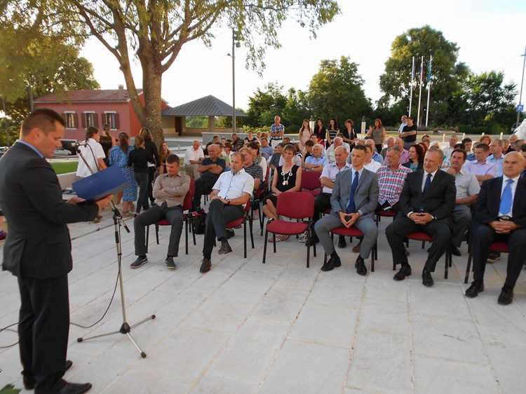 Načelnik Mario Bratulić obraća se uzvanicima svečane sjednice u povodu Dana općine Sveti Petar u Šumi (Davor ŠIŠOVIĆ)