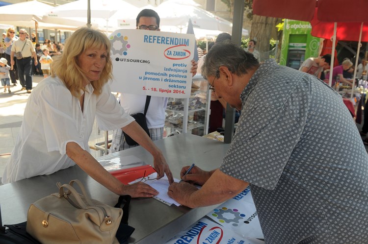 Velik odaziv građana prvog dana prikupljanja potpisa u Puli (D. ŠTIFANIĆ)