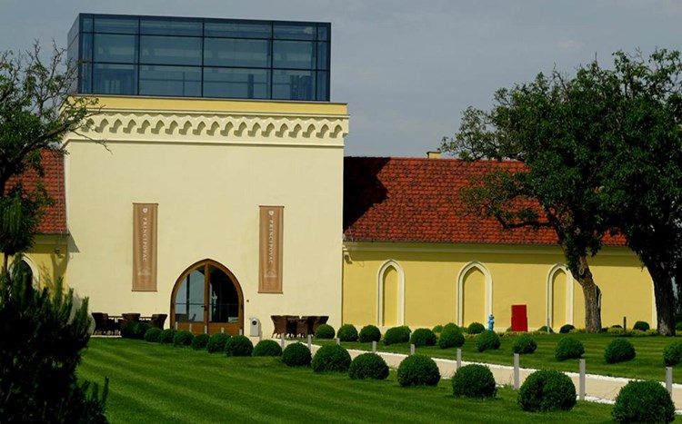 Ladanjsko imanje obitelji Odescalchi Principovac s restoranom i vinskim barom