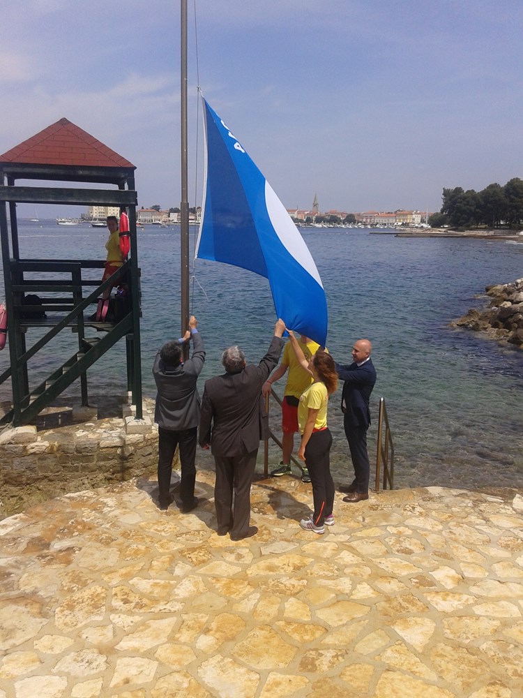 Podizanje plave zastave u Poreču (K. FLEGAR)
