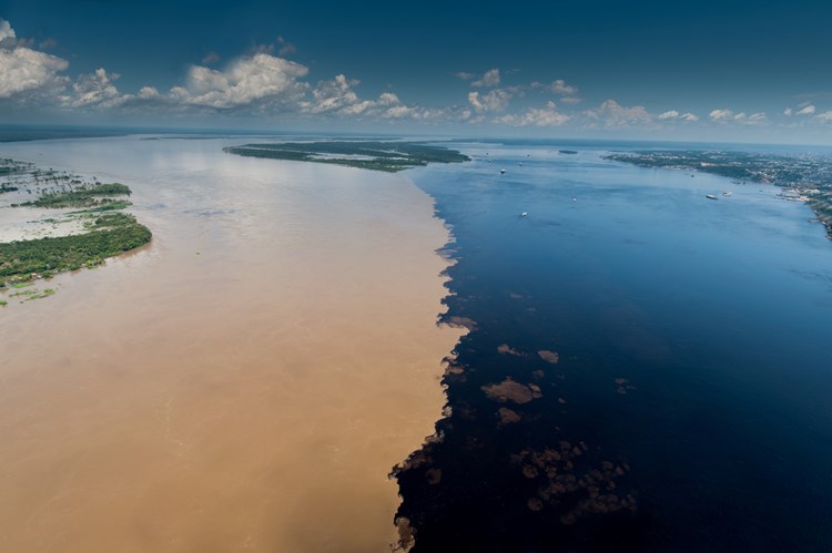Vodeni fenomen - dvobojna Amazona koju Brazilci zovu Susret dviju voda (www.tropicalmanaus.com.br)
