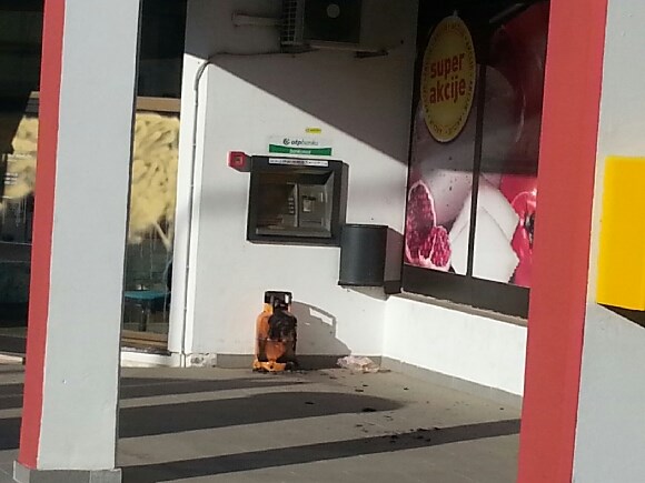 Kuhinjskom bocom plina pljačkaš je pokušao provaliti u bankomat (Foto: čitatelj)