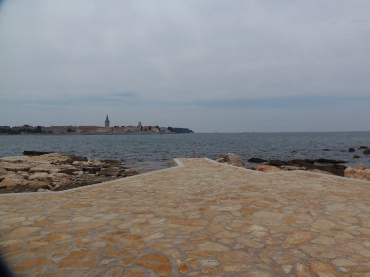 Plaža s pogledom na panoramu Poreča (V. HABEREITER)