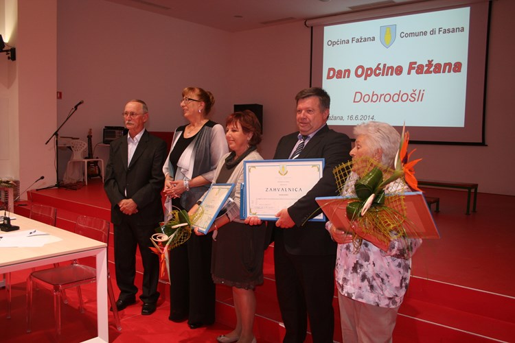 Timotej Pejin i Ada Damjanac s nagrađenom Bosiljkom Belić, Hazimom Bahićem i Benitom Gošev (Z. STRAHINJA) 