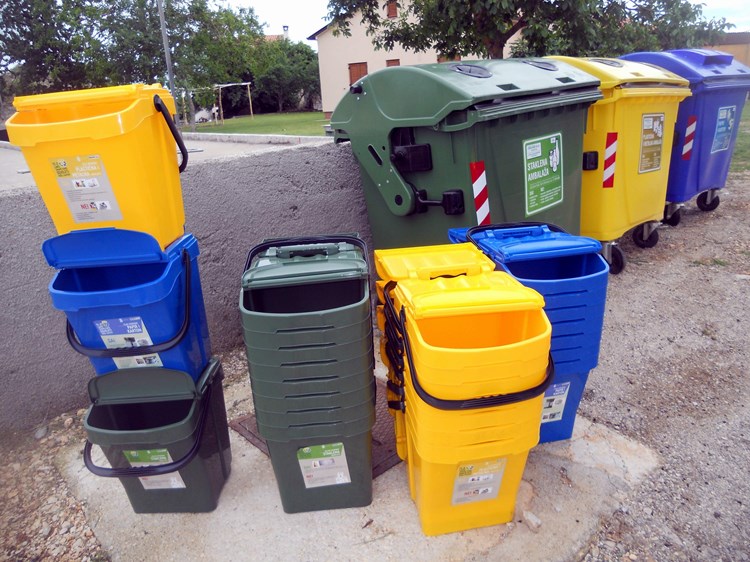 Set kanti i kontejnera za odvojeno skupljanje otpada u Ruhcima (A. DAGOSTIN)