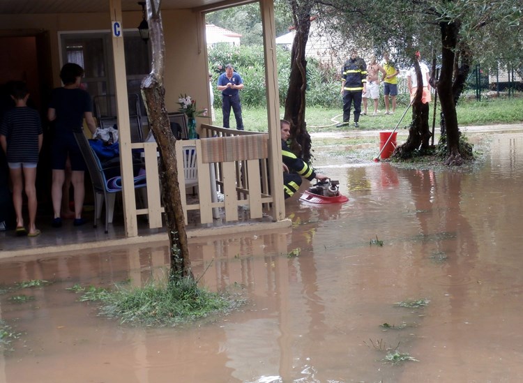 Poplavljen dio kampa Oliva, voda prodirala u bungalove