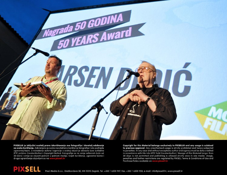 Nagradu '50 godina' Arsenu Dediću uručio je Igor Mirković (N. ĐURĐEVIĆ/PIXSELL)