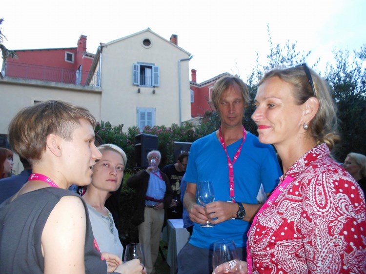 Nizozemski redatelj Petr Lom u vinskim razgovorima s festivalskim domaćinima i gostima (D. ŠIŠOVIĆ)