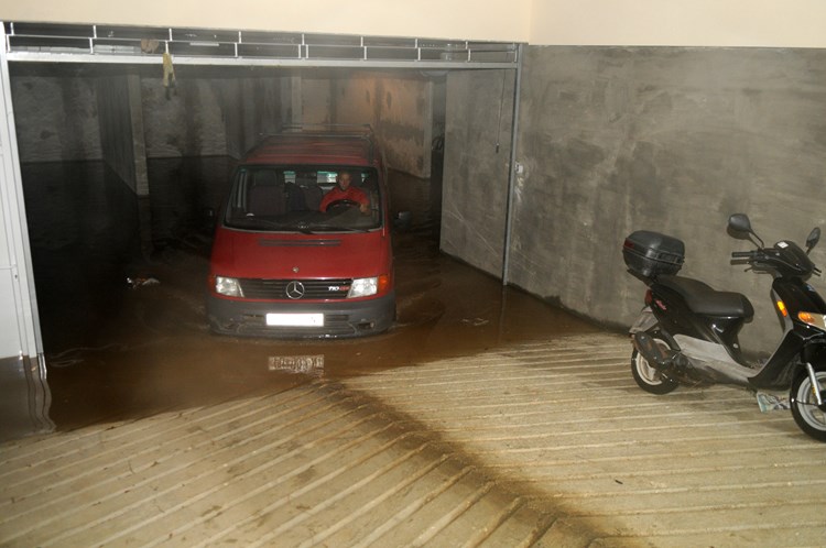 Stanari tek useljenih POS zgrada već se bore s poplavama (Arhiva/Dejan ŠTIFANIĆ)