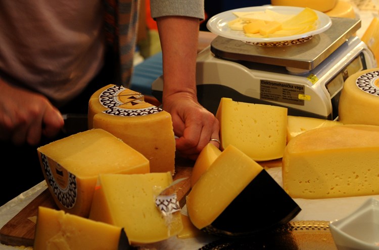 Svježi sir jedan je od glavnih sastojaka torti od sira (M. MIJOŠEK)