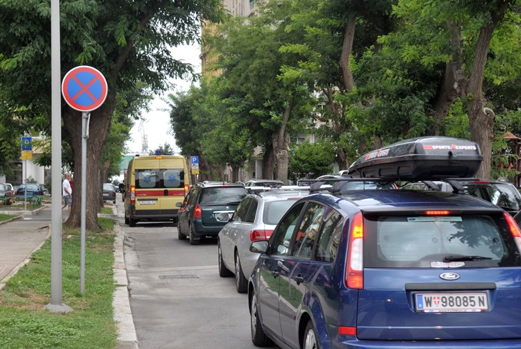Prolaz se omogućavao hitnoj i gradskim autobusima (N. LAZAREVIĆ)
