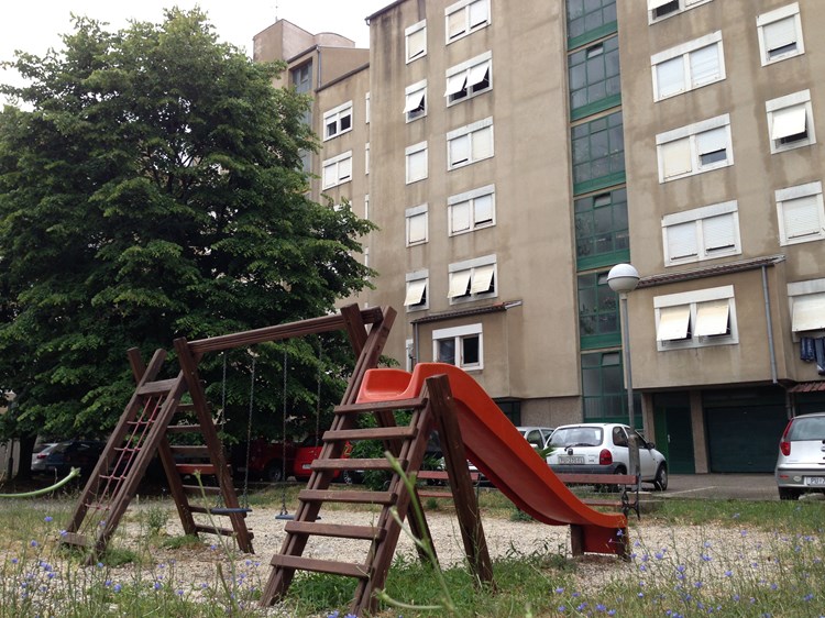 Dječje igralište iza stambenih zgrada 18 i 20 u Jeretovoj ulici na Stoji