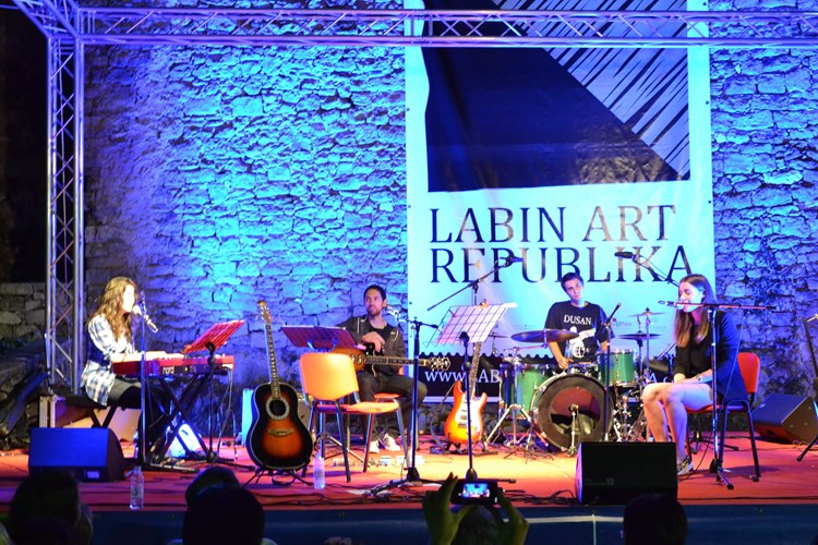 Dina Rizvić, Ivan Pešut (gitara), Zvjezdan Marijanović (bas), Dušan Kranjc ( bubnjevi), a Nika Turković (vokal)