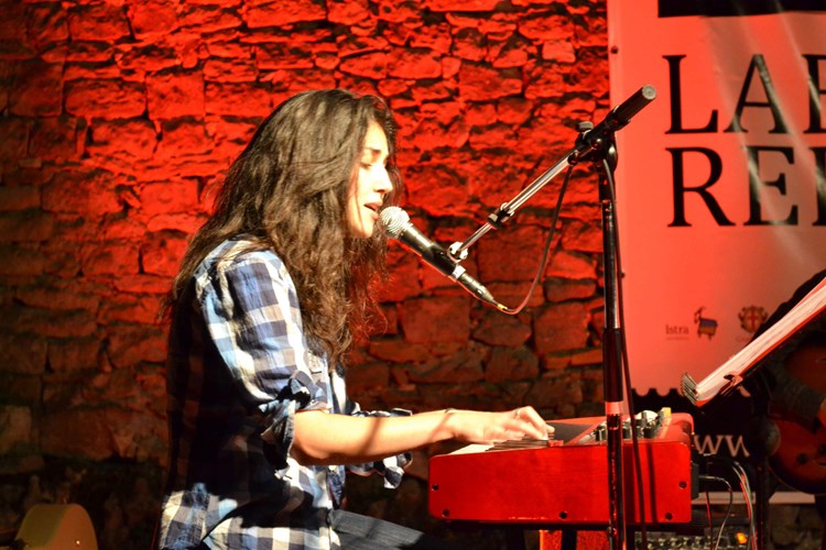 Dina Rizvić nastupila je na pozornici kod Špine (Foto Labin Art Republika)