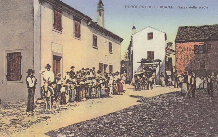 Stara škola na staroj razglednici - Peroj oko 1910. 