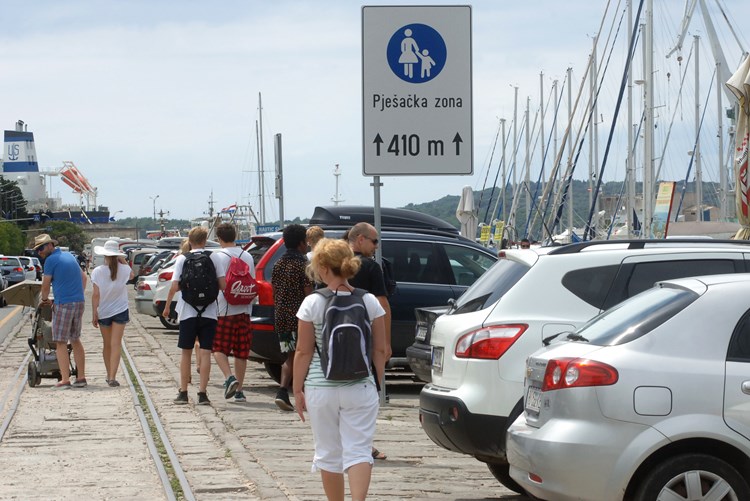 Duž cijele pješačke zone na Rivi parkirana vozila (D. MEMEDOVIĆ)