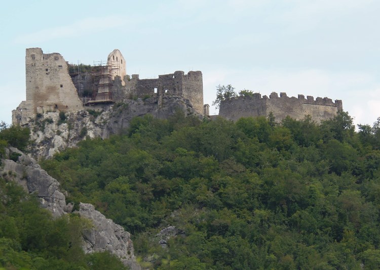 Kaštel na 119 metara nadmorske visine, na litici iznad rječice Bračane, nedaleko od sela Opatija (G. Č. Š.)