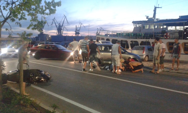 Ozlijeđenom motociklisti u pomoć su priskočili turisti (M. KOŠTA)