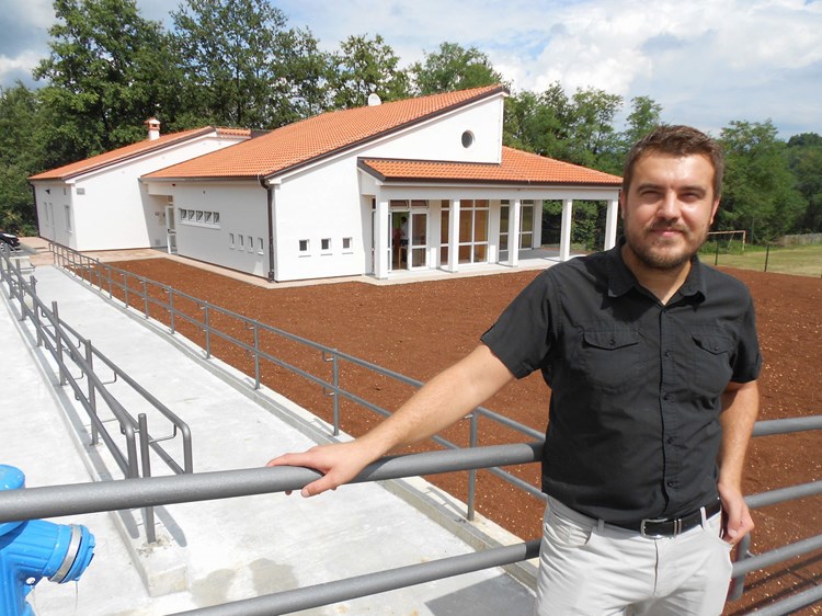 Općinski načelnik Alen Rosić pred zgradom novog vrtića u Karojbi (M. RIMANIĆ)