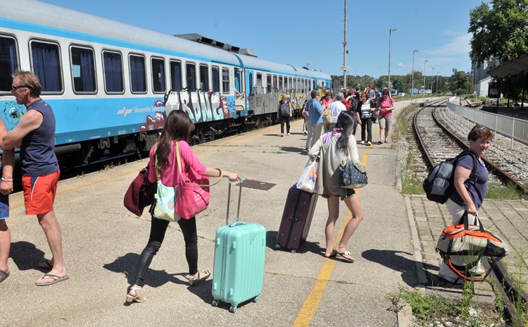 'Zeleni vlak' plave boje na svojoj posljednjoj stanici - u Puli (Neven LAZAREVIĆ)