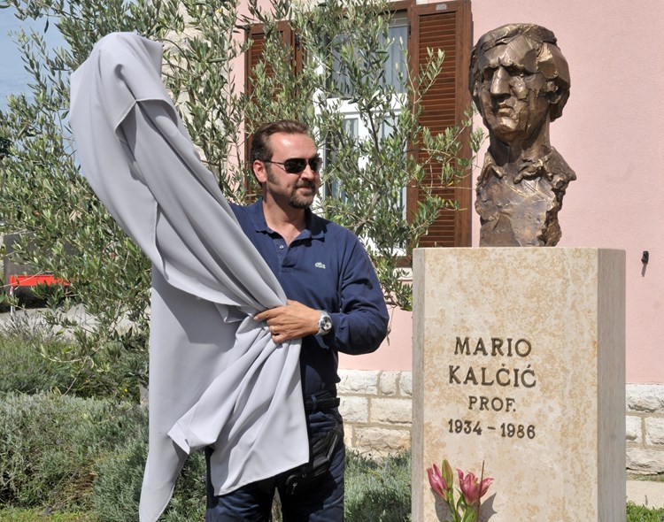 Brončano poprsje Mariju Kalčiću otkrio je njegov sin Boran
