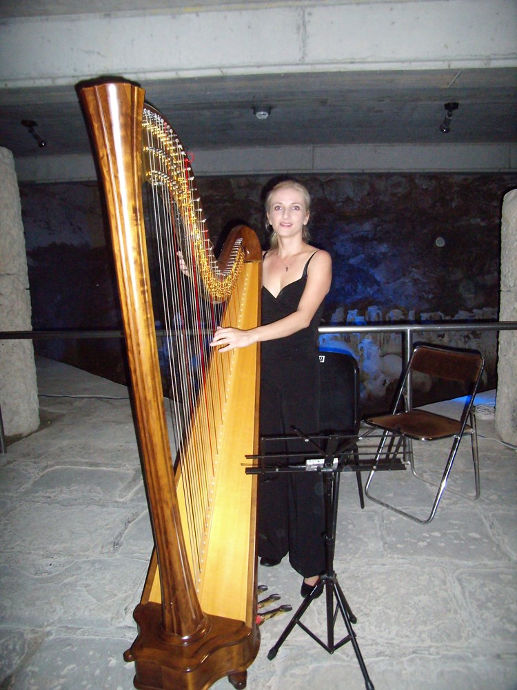 Harfistica Jasna Štiglić (V. B.)