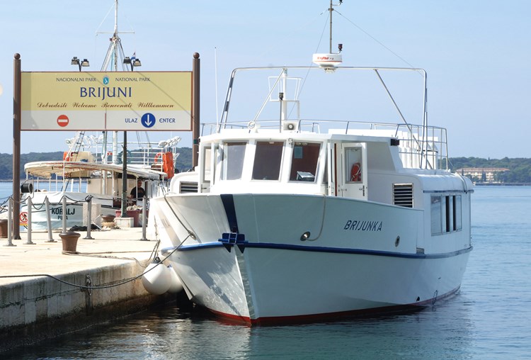 Brod Brijunka jedan je od tri broda koji svakodnevno prevoze putnike iz Fažane na Veliki Brijun (D. MEMEDOVIĆ)
