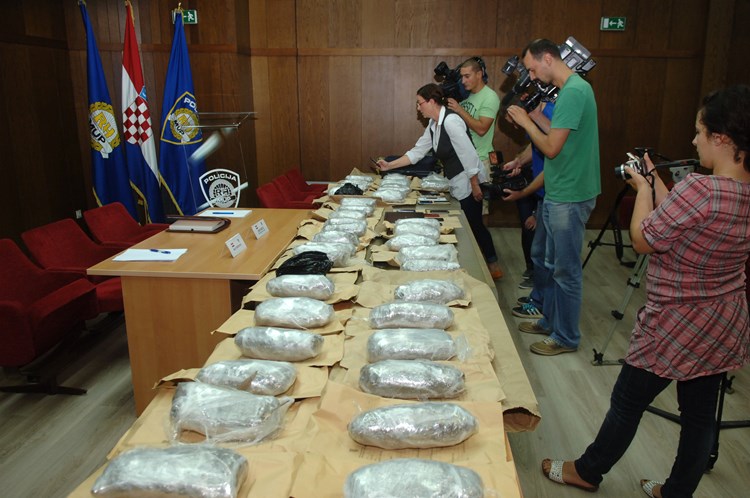 Na konferenciji za novinare u PU istarskoj pokazana je zaplijenjena droga (D. MEMEDOVIĆ)
