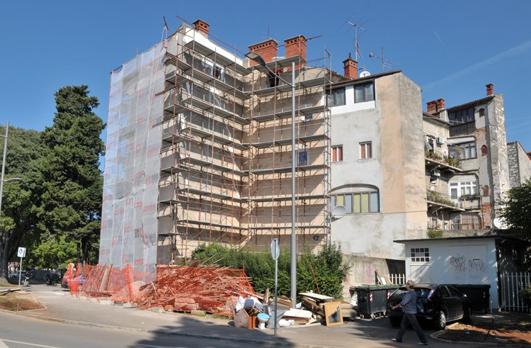 Najugroženiji su stanovi desnog krila zgrade koji gledaju na cestu (N. LAZAREVIĆ)