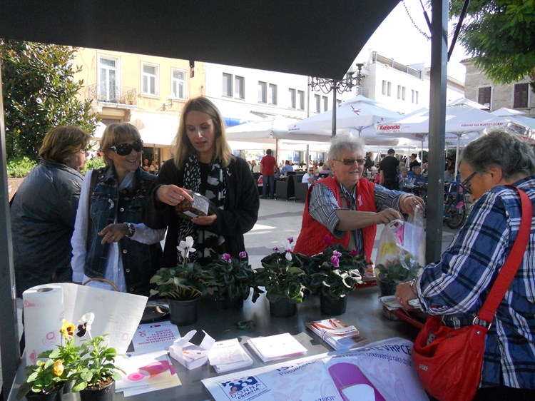 Novac za financiranje rada Kluba skupljao se prodajom cvijeća i žižula (Snimila Borka PETROVIĆ) 
