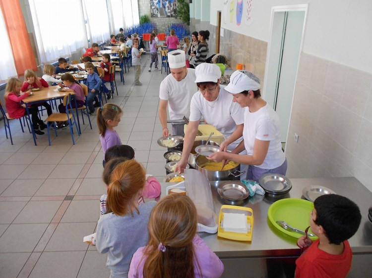 Školska kuhinja u pazinskoj Osnovnoj školi Vladimira Nazora (D. ŠIŠOVIĆ)