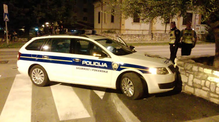 Policijsko vozilo u potjeri za Citroenom udarilo u zid (Foto: čitatelj)