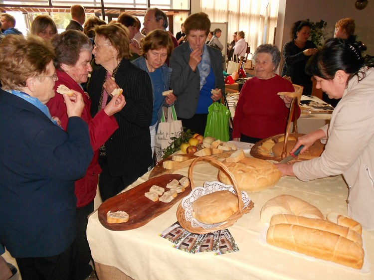 Kušanje domaćeg kruha ispod peke Davorke Šajina (M. RIMANIĆ)