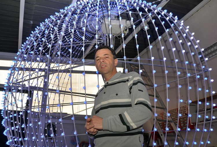 Igor Brenko ispred svjetleće kugle koju će postaviti na Forum (D. MEMEDOVIĆ)
