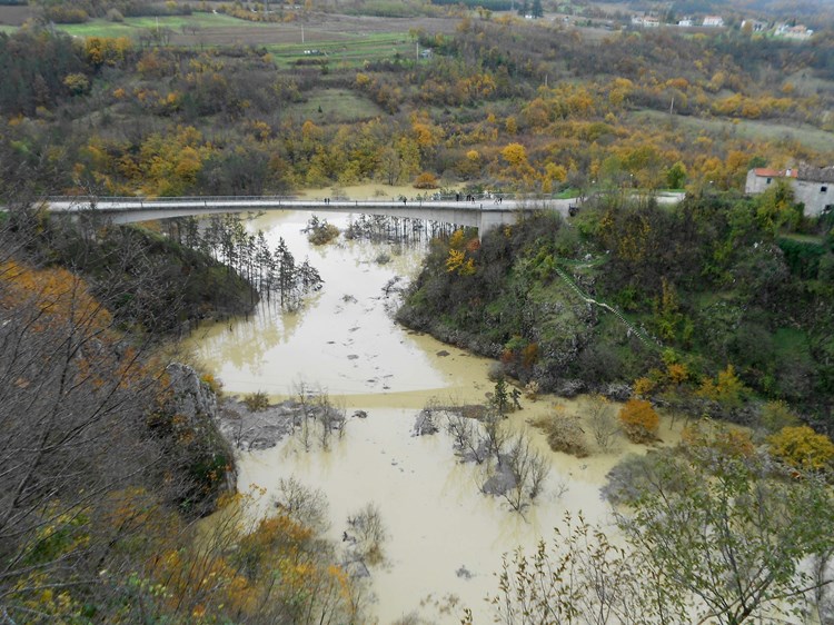 Subota bez jače kiše privukla je na most preko Pazinske jame radoznalce koji su došli vidjeti poplavu (Davor ŠIŠOVIĆ)
