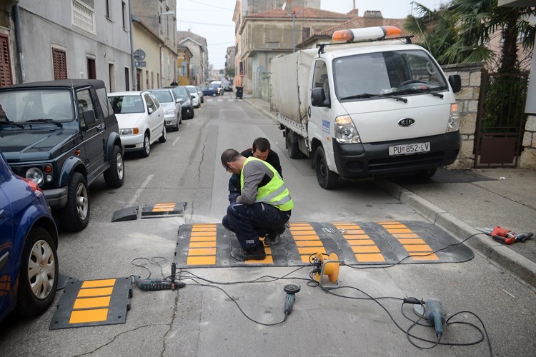 Postavljanje ležećih policajaca u Zadarskoj ulici (M. ANGELINI)