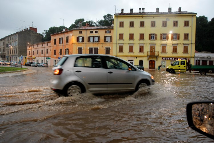 U Puli je poplavio kružni tok (G. ŠEBELIĆ/CROPIX)