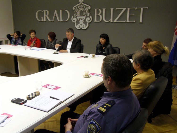 S okruglog stola Kako pomoći ženama žrtvama nasilja (G. ČALIĆ ŠVERKO)