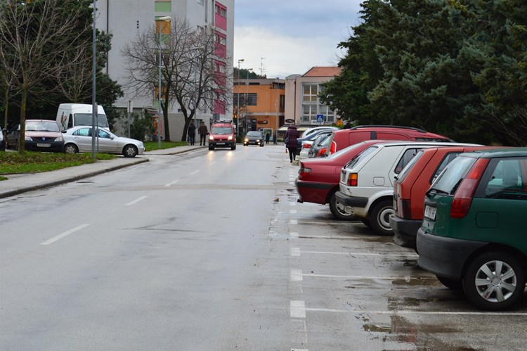 Danas besplatno parkiranje u Ulici Matije Vlačića, od 1. siječnja 2015. pod naplatom (A. ŠĆULAC)